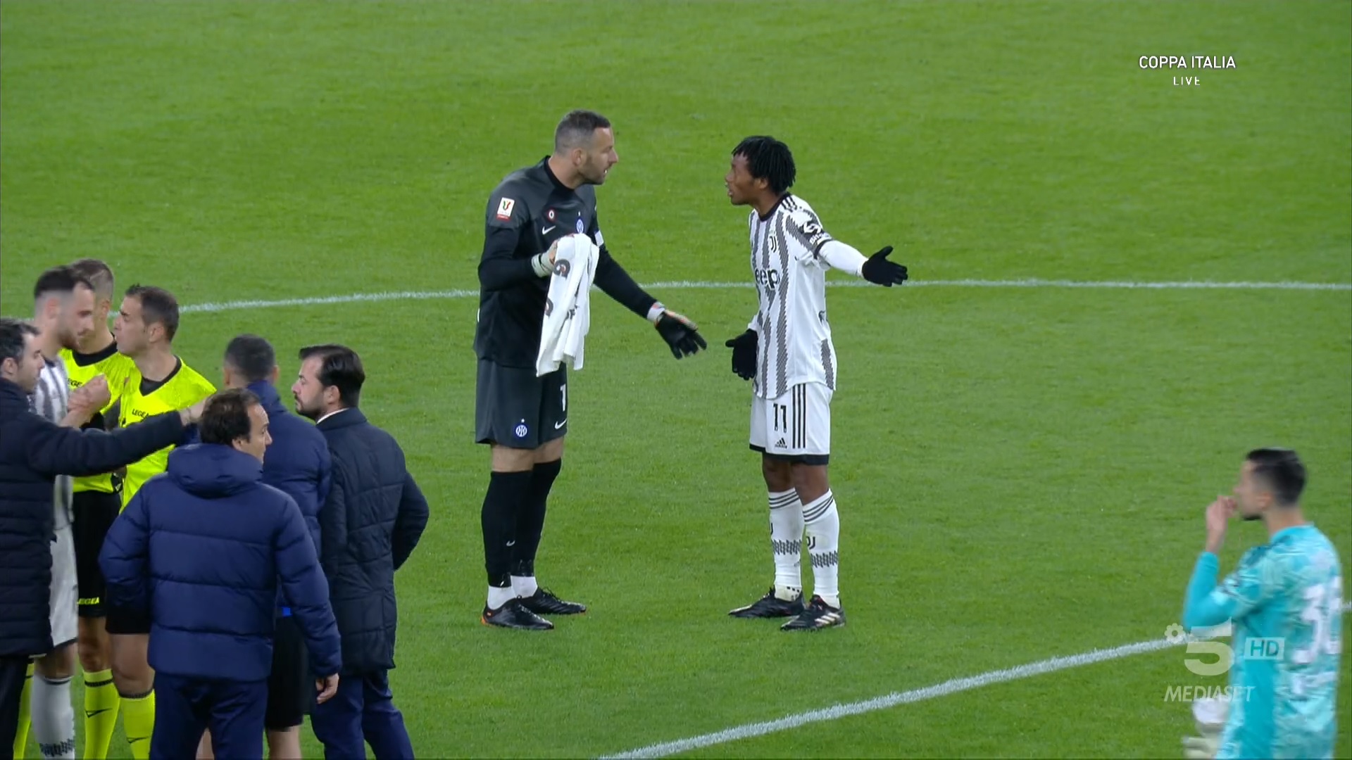 Handanovic espulso Cuadrado lo colpisce con un pugno!
